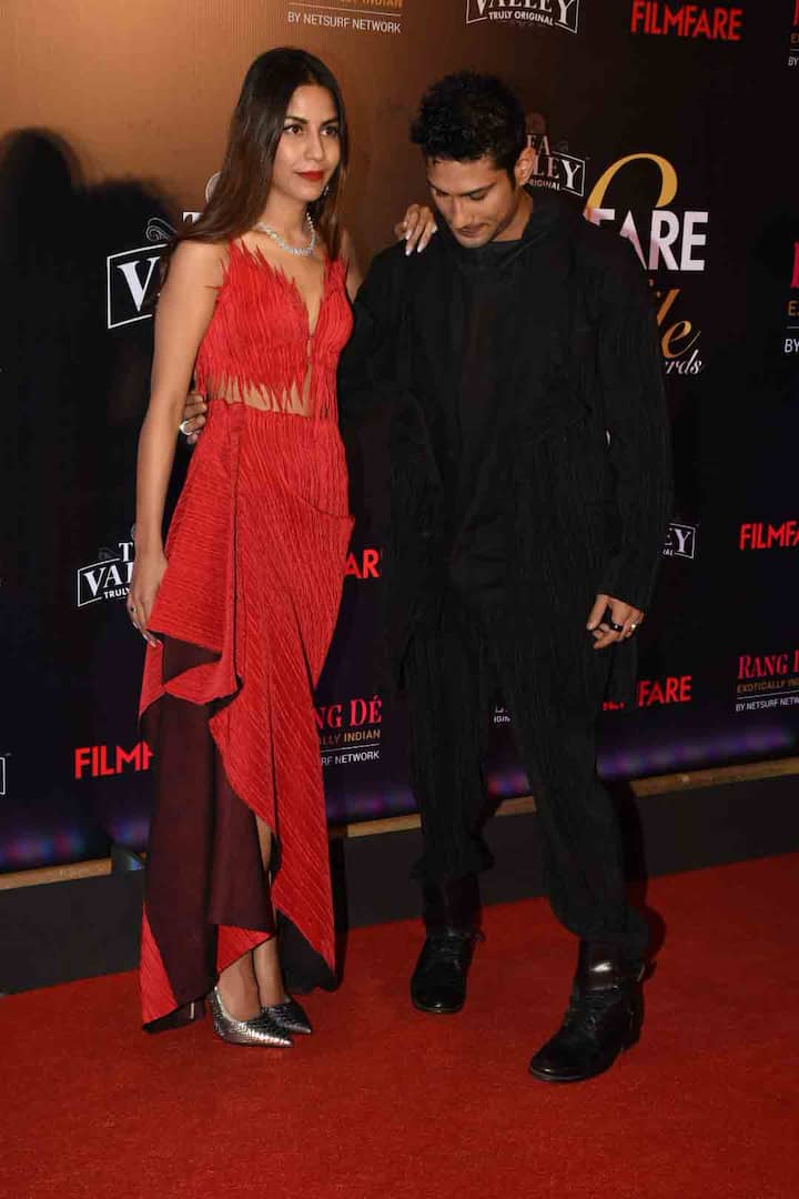 कुछ समय पहले ही शादी के बंधन में बंधे अभिनेता प्रतीक बब्बर भी यहां पत्नी के साथ पहुंचे.