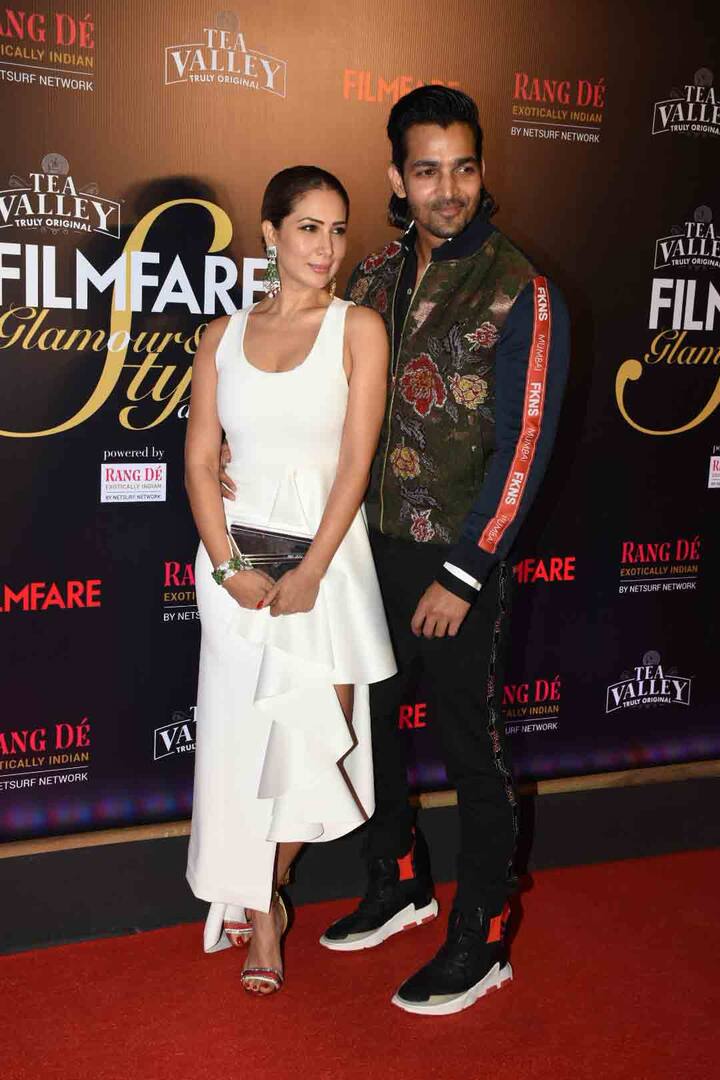 रेड कार्पेट पर इन दोनों सितारों ने साथ में मुस्कुराते हुए पोज दिया.