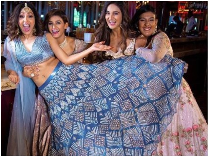 Mohan Sisters together with pre-wedding photoshoot before marriage of neeti mohan नीति की शादी से पहले मोहन सिस्टर्स ने एकसाथ कराया प्री-वेडिंग फोटोशूट, देखें खूबसूरत तस्वीरें