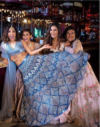 मोहन सिस्टर्स ने इस फोटोशूट के लिए 'कल्कि फैशन' की ड्रेस पहनी. (तस्वीर-इंस्टाग्राम)