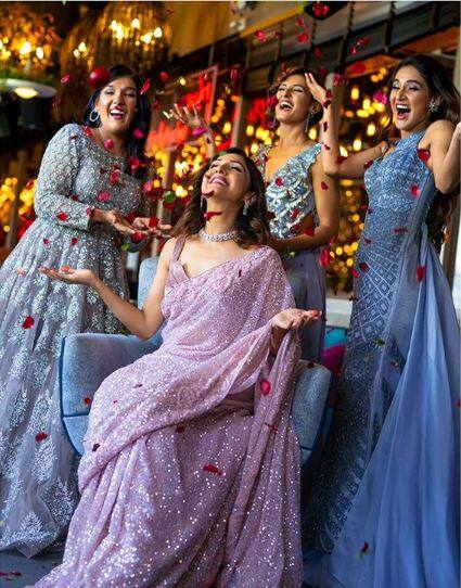 गायिका नीति मोहन अभिनेता निहार पांड्या के साथ 15 फरवरी को हैदराबाद में शादी के बंधन में बंधने जा रही हैं. शादी से पहले नीति मोहन ने अपनी बहनों शक्ति मोहन, मुक्ति मोहन और कृति मोहन के साथ प्री-वेडिंग फोटोशूट कराया. इस फोटोशूट को मोहन सिस्टर्स ने #NotWithoutMyMohans के रूप में टैग किया. (तस्वीर-इंस्टाग्राम)