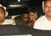 PICS: रणवीर की \'गली बॉय\' देख दीपिका को आया पति पर प्यार, गाड़ी में करती दिखीं KISS