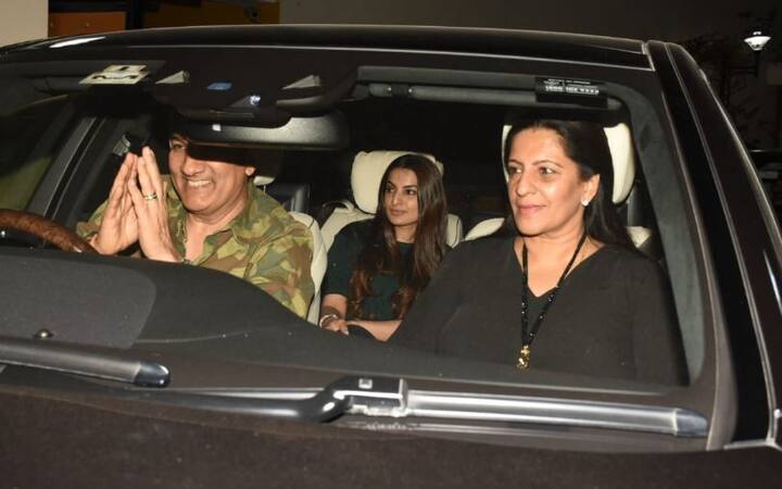 रणवीर की फिल्म गली बॉय की स्क्रीनिंग पर उनकी मम्मी पापा और बहन भी पहुंचे थे. (सभी तस्वीरें- मानव मंगलानी )