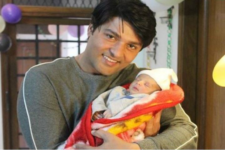 'Diya Aur Baati Hum' actor Anas Rashid shares first picture of newborn daughter Aayat on social media 'दिया और बाती हम' के अभिनेता अनस राशिद ने फैंस को कराया अपनी बच्ची का दीदार