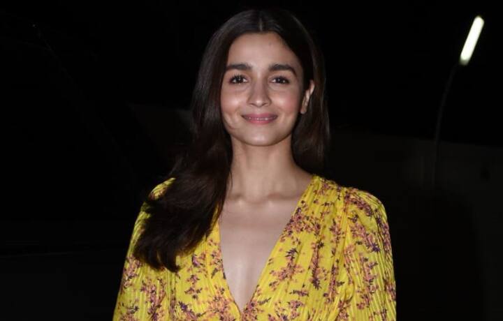 इस स्क्रीनिंग में आलिया भट्ट और रणवीर सिंह के अलावा कई नामी सेलेब्स पहुंचे. लेकिन इस शाम के सबसे खास गेस्ट बने रणबीर कपूर और दीपिका पादुकोण.