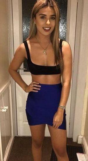 एक 21 वर्षीय लड़की लियोनी पैटिसन से जुड़ा ये मामला है. लियोनी ने प्रैटीलिटलथिंग वेबसाइट से 2,283 एक स्कर्ट ऑर्डर की थी.