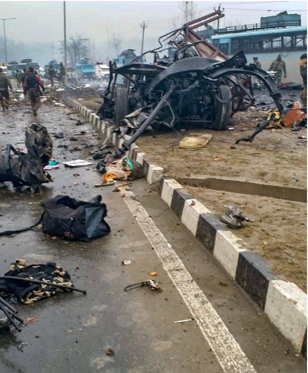 हमला इतना जबरदस्त था कि सीआरपीएफ बस के परखच्चे उड़ गए. माना जा रहा है कि बस में 40 जवान सवार थे. एक रिपोर्ट में कहा गया कि एसयूवी 200 किलो विस्फोटक से भरी हुई थी, जिसमें संभवत: आरडीएक्स भी हो सकता है.