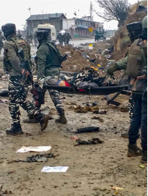  पाकिस्तान स्थित आतंकी समूह जैश-ए-मोहम्मद (जेईएम) ने इस नृशंस आतंकी हमले की जिम्मेदारी ली है और आत्मघाती हमलावर का एक वीडियो जारी किया है जिसे हमले से पहले शूट किया गया था. हमलावर की पहचान कमांडर आदिल अहमद दार के रूप में हुई है. 