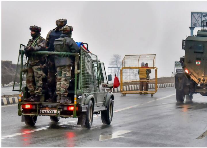 सीआरपीएफ अधिकारियों ने कहा कि आतंकियों द्वारा मुख्य रूप से निशाना बनाई गई बस पूरी तरह से तबाह हो गई और अन्य सीआरपीएफ वाहनों को आंशिक नुकसान पहुंचा है. पुलिस के एक अधिकारी ने कहा, 