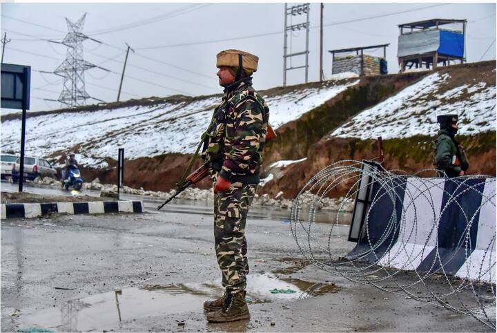  सभी घायलों को श्रीनगर शहर के बादामीबाग छावनी स्थित सेना के 92 बेस अस्पताल में भर्ती कराया गया है, जिनमें से कुछ की हालत गंभीर बताई जा रही है.