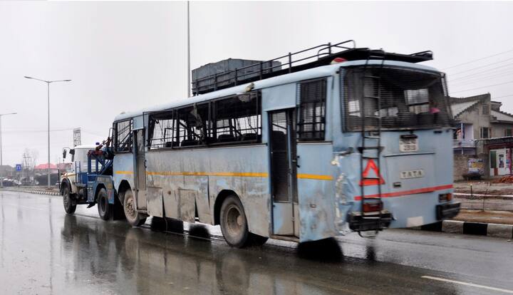 मोदी सरकार में हुए ये सबसे बड़े हमलों में से एक है. इससे पहले आतंकियों ने 2016 में उरी में हमला किया था. 18 सितंबर 2016 की उस रात आतंकियों ने सेना के कैंप पर हमला किया था जिसमें 19 जवान शहीद हो गये थे. बाद में इसका बदला सर्जिकल स्ट्राइक से लिया गया था.