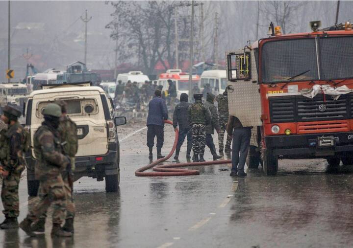 अधिकारियों ने कहा कि एक बार में इतनी बड़ी संख्या में सीआरपीएफ जवानों के स्थानांतरित होने के पीछे खराब मौसम के कारण पिछले दो दिनों से श्रीनगर-जम्मू राजमार्ग का बंद होना था. काफिला जम्मू से तड़के साढ़े तीन बजे निकला था.
