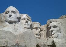 पॉपुलर होने के लिए पहाड़ पर अपना स्टेचू बनाना चाहता है ये करोड़पति