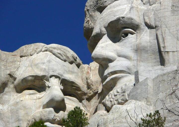 इस व्यक्ति का कहना है कि परिवार को अमर बनाने के लिए यह एक मजेदार और अनोखा तरीका है. 