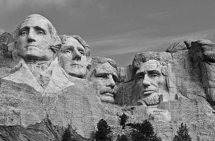  दो साल पहले ही इस पुरुष ने एक निजी आईलैंड खरीदा है. साथ ही इस व्यक्ति ने एक हीरे का हार भी खरीदा. 