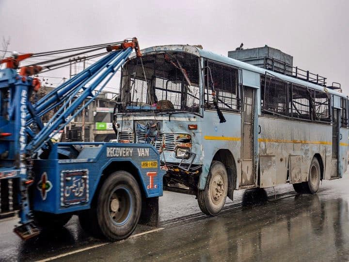 कल दोपहर जम्मू-कश्मीर के पुलवामा में सीआरपीएफ के काफिले पर हुए आतंकी हमले में 40 जवान शहीद हो गए हैं. पूरा देश इस हमले की निंदा कर रहा है और सरकार ने भी इस हमले का जवाब देने के लिए कड़े कदम उठाने के संकेत दिए हैं. हमले के जिम्मेदार पड़ोसी देश पाकिस्तान से मोस्ट फेवर्ड नेशन का दर्जा छीन लिया गया है. जिन जवानों ने अपनी शहादत इस हमले के दौरान दी है उन अमर जवानों के नाम और तस्वीरें यहां पर हैं.