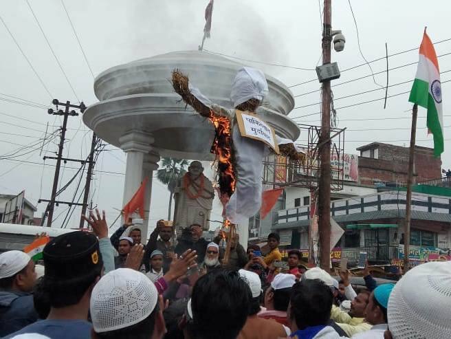 जम्मू कश्मीर के पुलवामा में हुए फिदायीन हमले के विरोध में पुरे देश में पाकिस्तान और आतंकियों को लेकर जबरदस्त आक्रोश है. देश में इस आतंकी वारदात के खिलाफ जगह-जगह विरोध प्रदर्शन किया जा रहा है. शहीद जवानों की विधवाओं की चीत्कारों से पूरा देश मर्माहत है. किसी माँ की कोख सूनी हो गई तो किसी बेटे के सर से बाप का साया उठ गया. किसी बूढ़े पिता ने बुढ़ापे का सहारा बनने वाले बेटे को खो दिया.