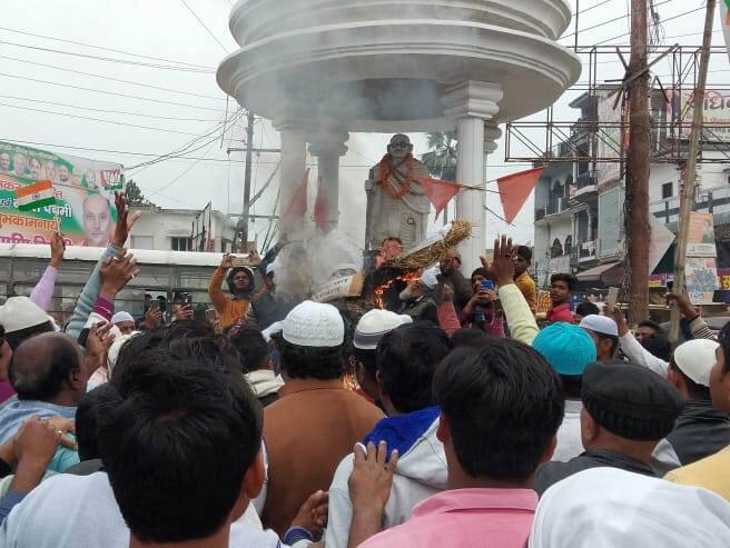 कुशीनगर के कसया नगर में इस आतंकी हमले के विरोध में मोमिन अंसार सभा द्वारा हजारों मुस्लिम समुदाय के लोगों ने जुलुस निकाल कर पाकिस्तान मुर्दाबाद के नारे लगाए गए. इस जुलूस में 