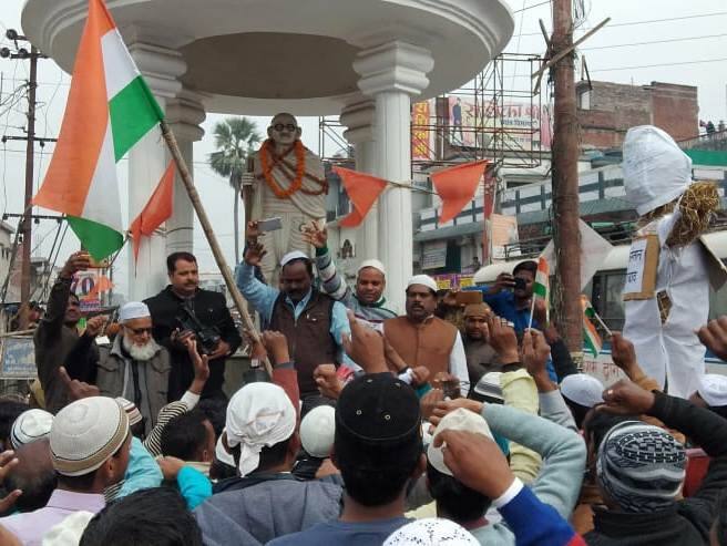 मुसलमानों ने भारत सरकार से यह मांग की कि पाकिस्तान के खिलाफ कार्यवाही करके एक शहीद जवान के बदले सौ पाकिस्तानी जवानों के सर लाए जाएं. इस देश के सभी मुस्लिम समुदाय के लोग इसके साथ हैं. हम देश के जवानों के इस शहादत को बेकार नहीं जाने देंगे. उन्होंने कहा कि आज हम अपने घर मे सुरक्षित हैं तो इन जवानों की वजह से हैं.