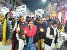 लखनऊ: पुलवामा हमले के विरोध में कांग्रेस ने निकाला कैंडल मार्च, शहीदों को किया याद