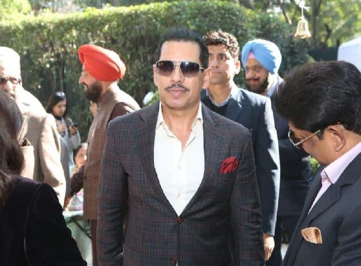 delhi court extends robert vadra interim protection till 2nd march दिल्ली: कोर्ट ने रॉबर्ट वाड्रा की गिरफ्तारी पर रोक की अवधि दो मार्च तक बढ़ाई
