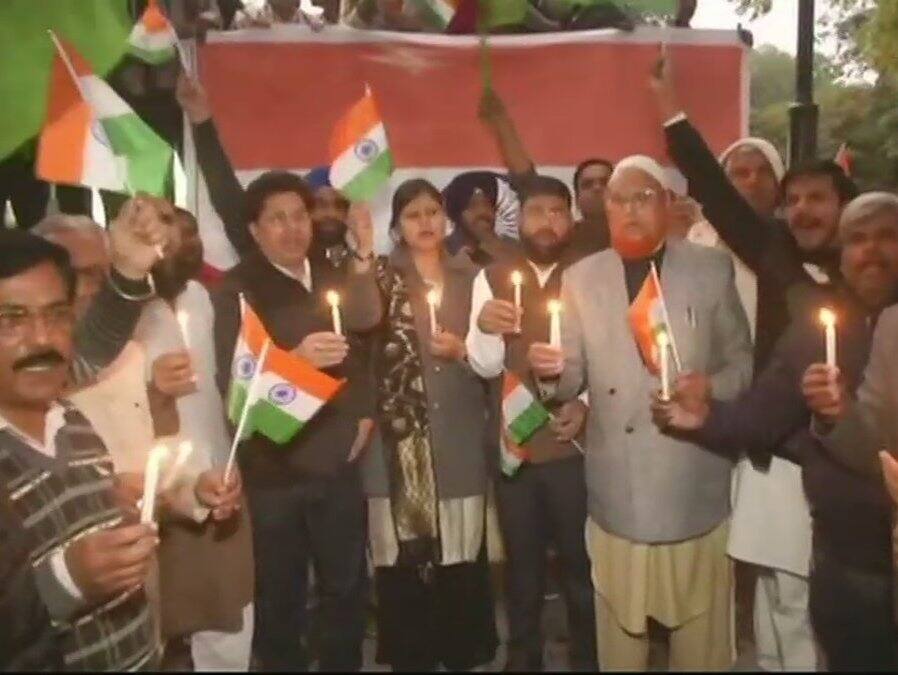 people on the roads of uttar pradesh after pulwama attack पुलवामा हमले पर उबाल: सडकों पर उतरी प्रदेश की जनता, सरकार से की ये मांग