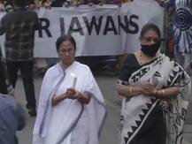 पुलवामा आतंकी हमला: राष्ट्र अपने बहादुर जवानों के साथ एकजुट खड़ा है- ममता बनर्जी