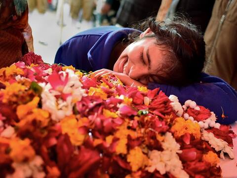 शाम होते-होते हमेशा के लिए विदा हो गए शहीद जवान, नम आंखों से पूरे देश ने दी श्रद्धांजलि शाम होते-होते हमेशा के लिए विदा हो गए शहीद जवान, नम आंखों से पूरे देश ने दी श्रद्धांजलि