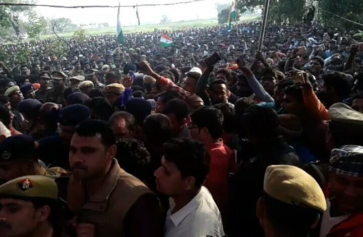 देवरिया: शहीद विजय कुमार मौर्या का पार्थिव शरीर पहुंचा गांव, सीएम को बुलाने की जिद के सात घंटे बाद हुआ अंतिम संस्कार