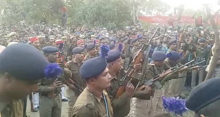 देवरिया: शहीद विजय कुमार मौर्या का पार्थिव शरीर पहुंचा गांव, सीएम को बुलाने की जिद के सात घंटे बाद हुआ अंतिम संस्कार