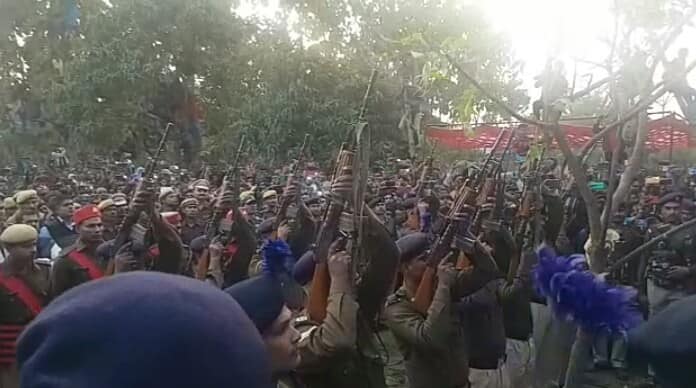 देवरिया: शहीद विजय कुमार मौर्या का पार्थिव शरीर पहुंचा गांव, सीएम को बुलाने की जिद के सात घंटे बाद हुआ अंतिम संस्कार