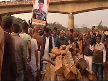 महराजगंज: शहीद पंकज त्रिपाठी की अंतिम यात्रा में उमड़ा जनसैलाब, बाबा की गोद में तीन साल के प्रतीक ने पिता को दी मुखाग्नि