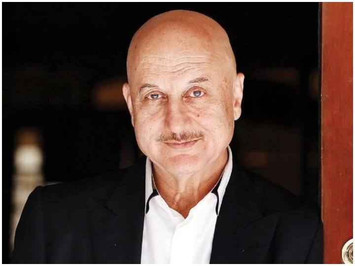 Pulwama Terrorist Attack anupam kher recites poem for soldiers Video: अनुपम खेर ने सेना के जवानों के लिए पढ़ी बेहद भावुक कविता, सुनकर दिल भर जाएगा