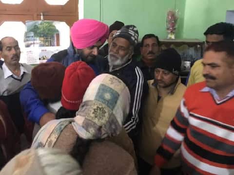 पुलवामा हमला: बयानों पर नवजोत सिद्धू की सफाई, कहा- दोषियों को चौराहे पर मिले सजा लेकिन युद्ध न हो पुलवामा हमला: बयानों पर नवजोत सिद्धू की सफाई, कहा- दोषियों को चौराहे पर मिले सजा लेकिन युद्ध न हो