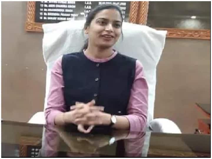 Bihar: DM Inayat Khan adopted daughters of Pulwama attack martyred CRPF jawans शेखपुरा: डीएम इनायत खान ने शहीद सीआरपीएफ जवानों की बेटियों को लिया गोद, दान की दो दिन की सैलरी