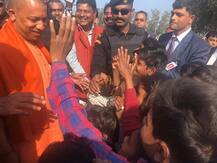 यूपी: सीएम ने उतरते ही गांव के बच्चों को चॉपर में बैठाया, खिले चेहरे के साथ बच्चों ने कहा थैंक्यू