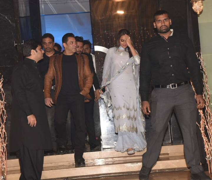 अभिनेत्री सोनाक्षी सिन्हा मुंबई में कल अपने मैनेजर के वेडिंग रिसेप्शन में सुपरस्टार सलमान खान के साथ पहुंचीं.