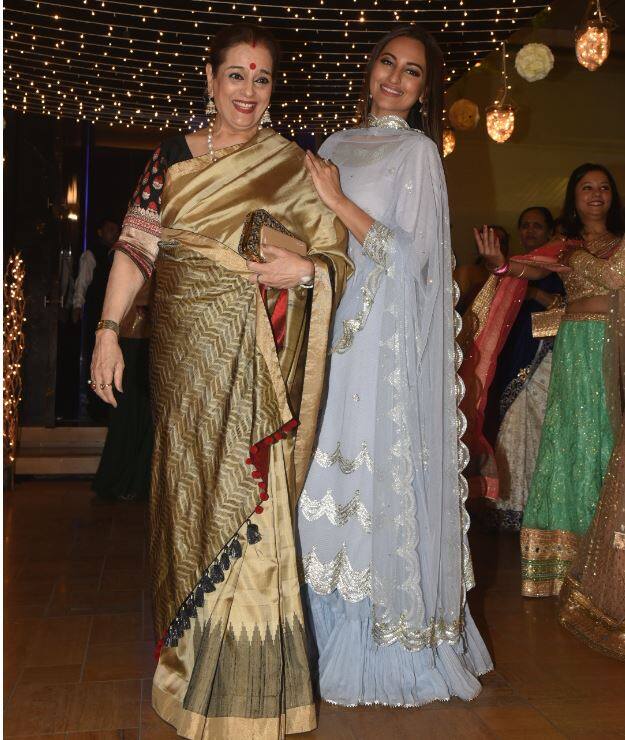 सोनाक्षी सिन्हा के साथ उनकी मां भी इस रिसेप्शन में पहुंचीं.