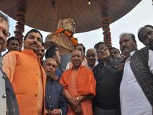 गोरखपुरः सीएम योगी ने सरदार पटेल की प्रतिमा का किया अनावरण, 360 डिग्री रोटेशन है इसकी खासियत