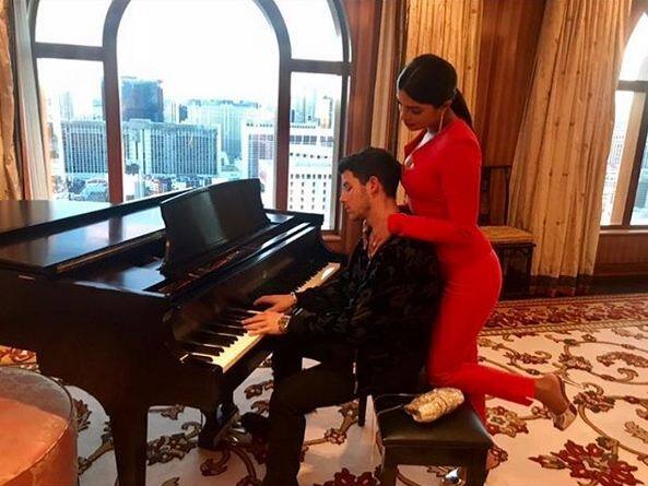 इस तस्वीर में निक प्यानो बजा रहे हैं तो प्रियंका उन पर फिदा दिखाई दे रही हैं. फोटोः इंस्टाग्राम