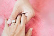 हैरतअंगेज! गर्लफ्रेंड को प्रपोज के समय दी 7 लाख की अंगुठी, इसके बाद जो हुआ बेहद चौंकाने वाला था