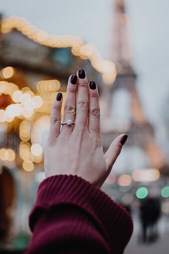 जॉन और एश्ले एक-दूसरे को चार साल से डेट कर रहे थे. अब जॉन को एश्ले को शादी के लिए प्रपोज करने का सही वक्त लगा. 