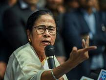 पुलवामा आतंकी हमला: ममता बोलीं- जवानों के शवों पर राजनीति कर रही है मोदी सरकार