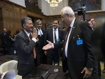 कुलभूषण जाधव मामला: भारतीय अधिकारी ने पाकिस्तानी अटॉर्नी जनरल से नहीं मिलाया हाथ