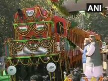 यूपी: वाराणसी पहुंचे प्रधानमंत्री नरेंद्र मोदी, डीज़ल से बिजली में परिवर्तित इंजन को दिखाई हरी झंडी