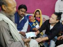 देवरिया: शहीद के घर पहुंचकर सिंगर कैलाश खेर ने सौंपा दस लाख का चेक, कहा- बेटी के परवरिश में न हो कोई कमी