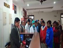 गोरखपुर: जवानों की शहादत से मर्माहत डॉक्टर ने लिया अनोखा प्रण, शहीदों के परिजनों का आजीवन करेंगे फ्री इलाज