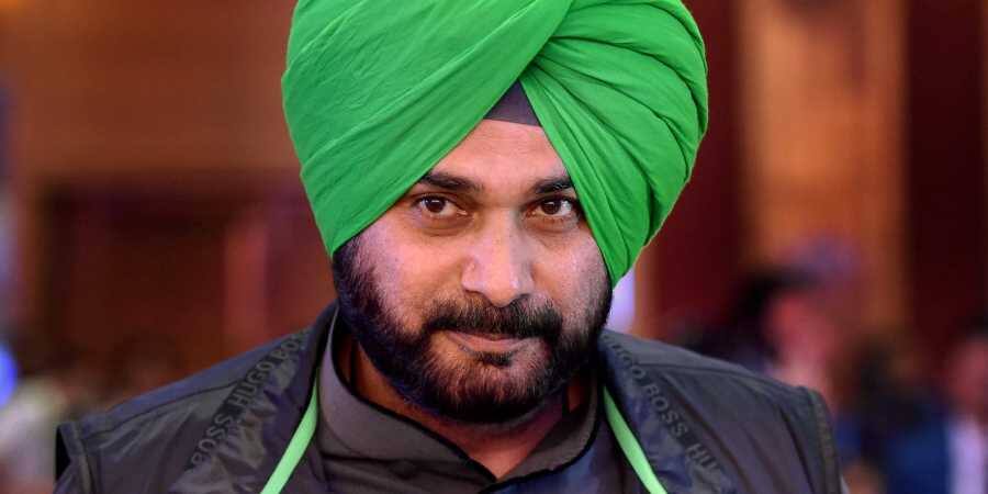 Digvijay Singh asks Navjot Singh Sidhu to make Imran Khan understand पुलवामा हमला: दिग्विजय की सिद्धू को नसीहत, 'इमरान की वजह से आपको गाली पड़ रही है, उन्हें समझाएं'