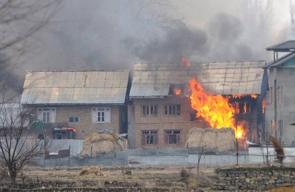  बताते चलें, पुलवामा एनकाउंटर में शहीद हुए मेजर विभूति शंकर समेत पांचों शहीद जवानों को आज पूरे राजकीय सम्मान के साथ विदाई दी जाएगी.