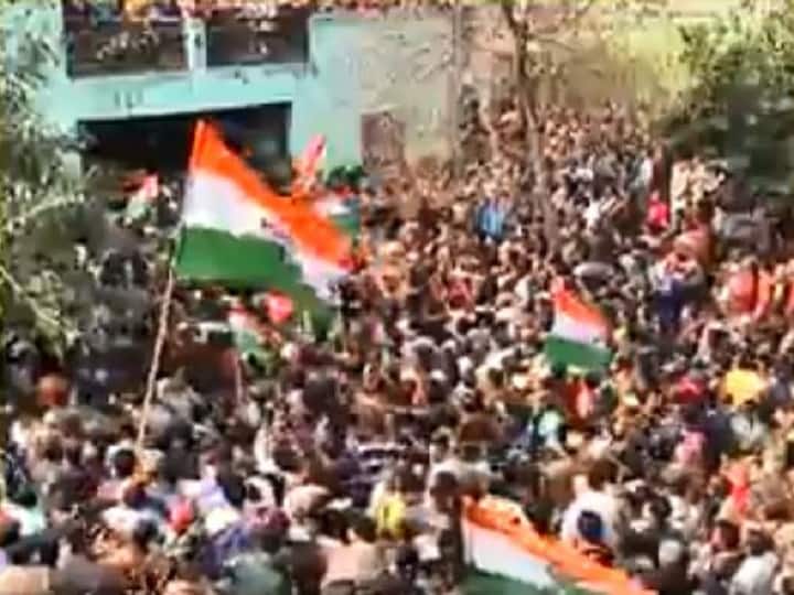 Meerut: Martyr Ajay Kumar last  visit came out with military honors मेरठ: सैन्य सम्मान के साथ निकली शहीद अजय की अंतिम यात्रा, लगे ‘भारत माता की जय’के नारे